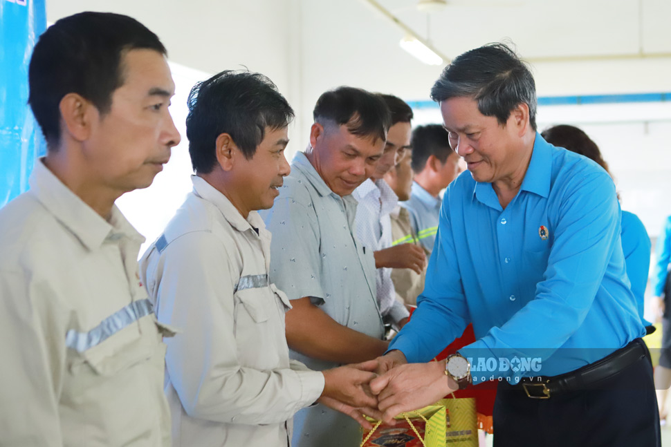 ĐV, NLĐ phấn khởi khi được tổ chức Công đoàn chăm lo Tết. Ảnh: Hoài Phương