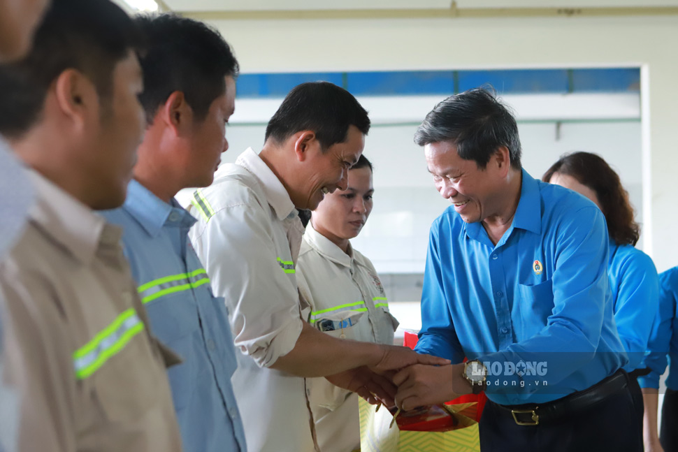 Vice President of the Vietnam General Confederation of Labor Huynh Thanh Xuan presents Tet gifts to union members and workers in difficult circumstances in Gia Lai. Photo: Hoai Phuong