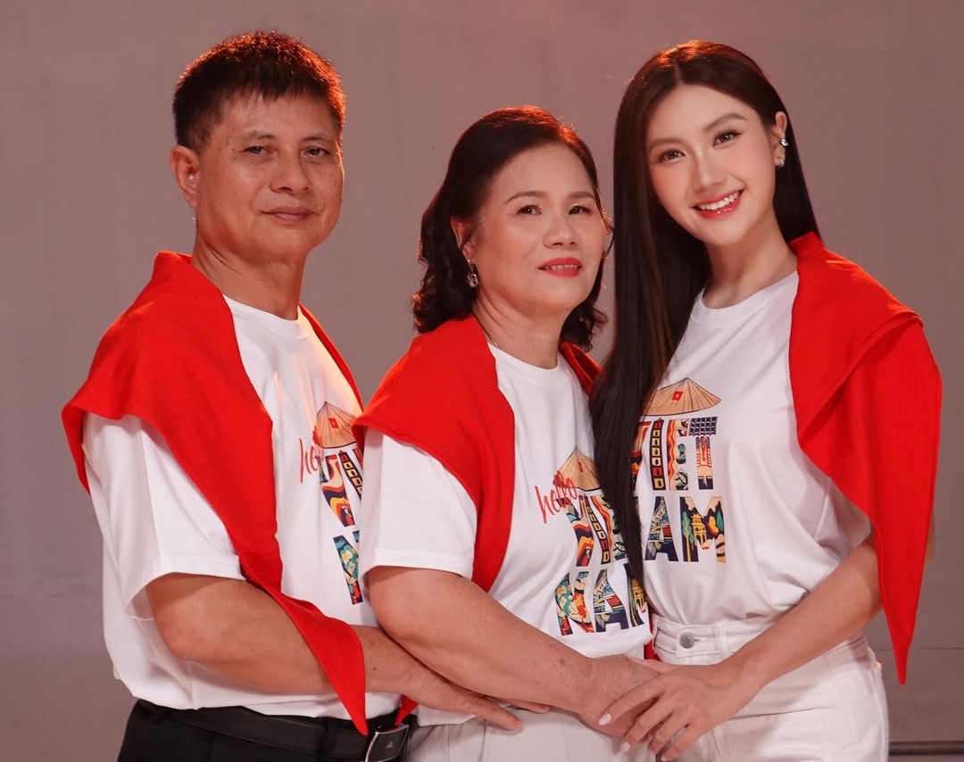 Miss Phuong Linh takes photos with her parents. Photo: Miss Cosmo.