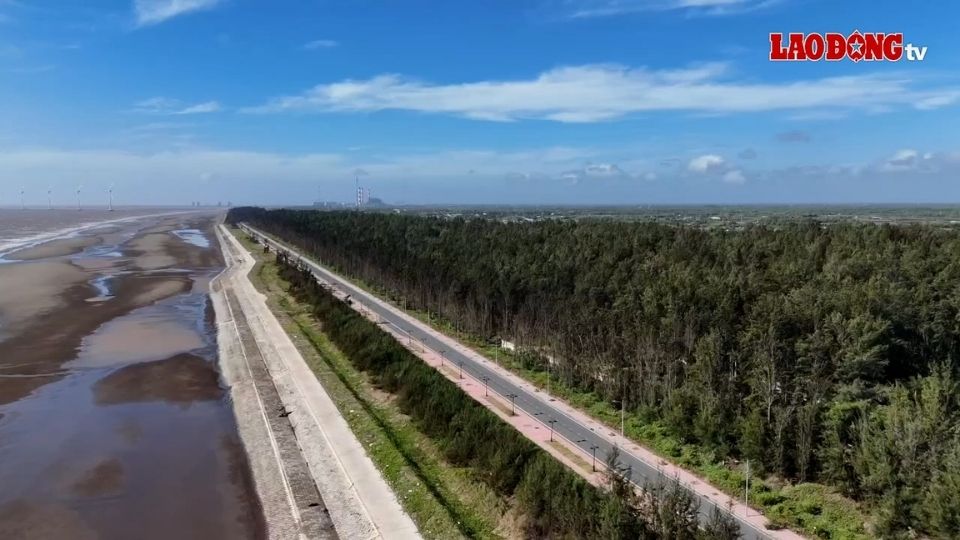 Ba Dong beach tourism infrastructure is invested synchronously, contributing to perfecting the appearance of the tourist area and serving the sightseeing and resort needs of tourists. Photo: Hoang Loc
