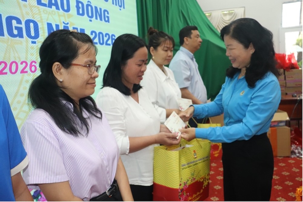 Bà Huỳnh Thị Tuyết Vui, Tỉnh ủy viên - Chủ tịch Liên đoàn Lao động tỉnh trao quà Tết đến đoàn viên, người lao động có hoàn cảnh khó khăn. Ảnh: Lưu Hùng