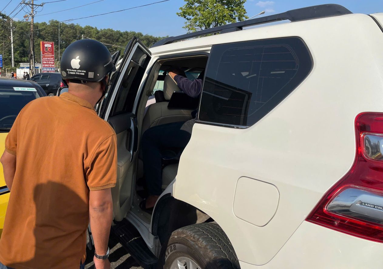 Người dân hỗ trợ người bị nạn. Ảnh: Đình Trọng