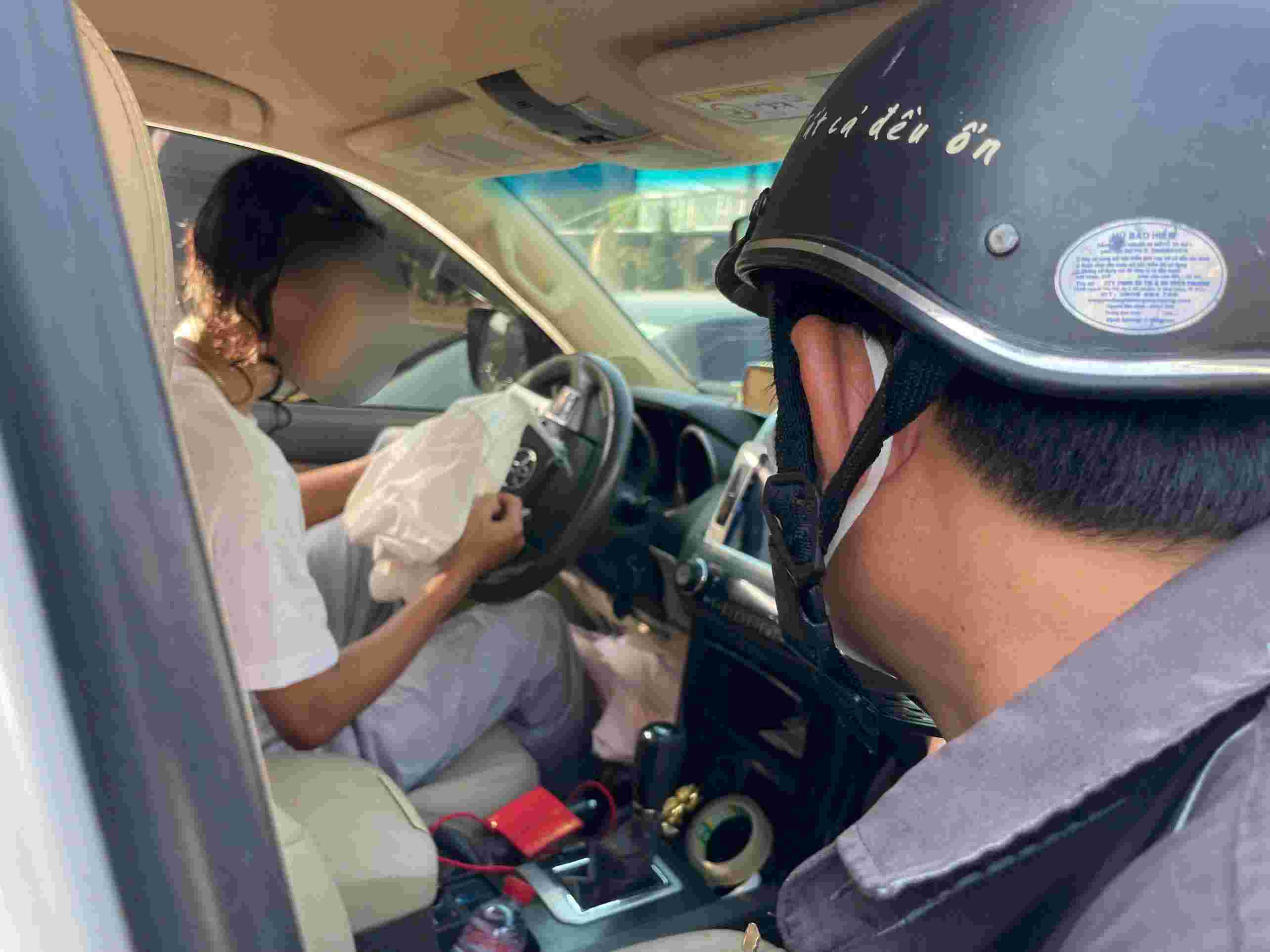 Tài xế bị mắc kẹt bên trong được người dân hỗ trợ giải cứu ra ngoài. Ảnh: Đình Trọng