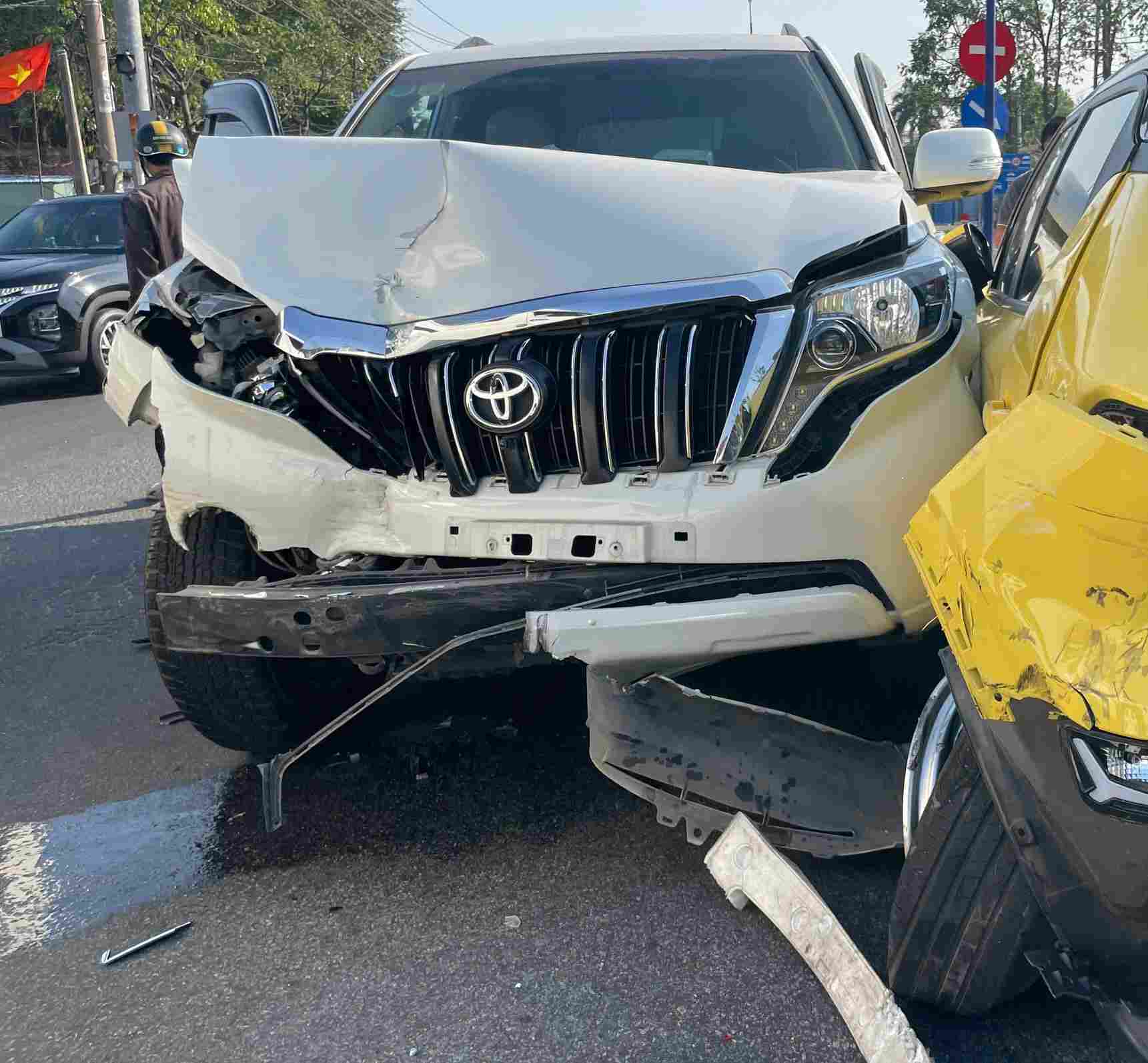 Scene of the accident between two cars. Photo: Dinh Trong