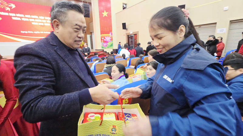Mr. Tran Sy Thanh - Member of the Politburo, Secretary of the Party Central Committee, Chairman of the Central Inspection Committee presents gifts to poor workers in Lang Son. Photo: Duy Chien