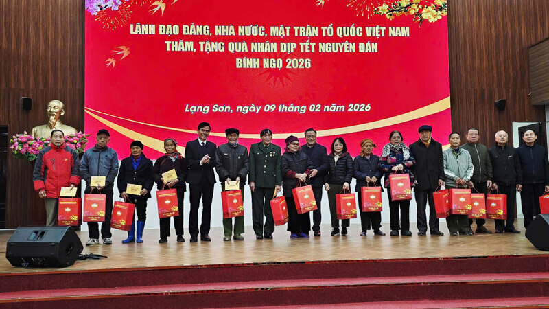 Nhiều phần quà ý nghĩa đã được trao cho người nghèo, gia đình chính sách ở Lạng Sơn. Ảnh: Duy Chiến