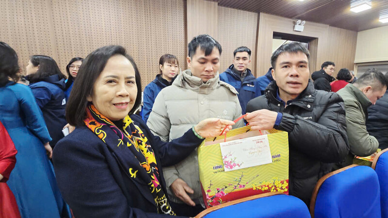 Bà Đoàn Thị Hậu, Phó Bí thư Thường trực Tỉnh ủy, Chủ tịch HĐND tỉnh cùng lãnh đạo tỉnh Lạng Sơn tặng quà cho hộ nghèo, chính sách. Ảnh: Duy Chiến