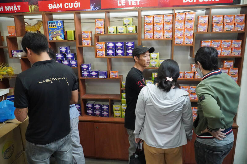 Cửa hàng kinh doanh pháo hoa Z121 ở xã Bình Hưng tấp nập khách. Ảnh: Lê Vũ 