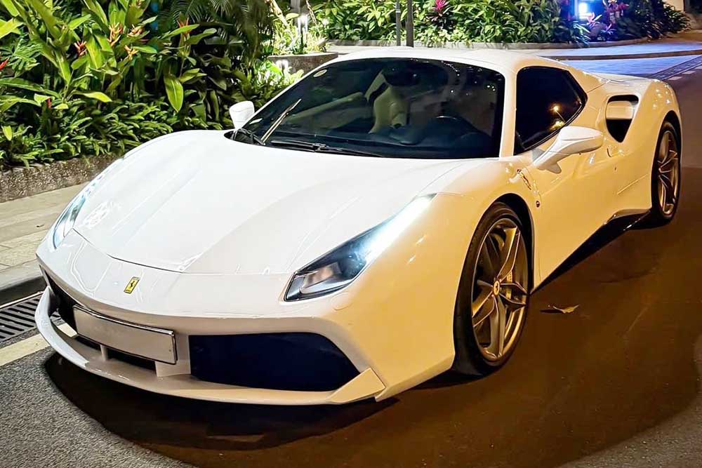 The Ferrari 488 Spider changed color to white, standing out when it appeared on the streets of Hanoi before the Lunar New Year. Photo: Anh Luong