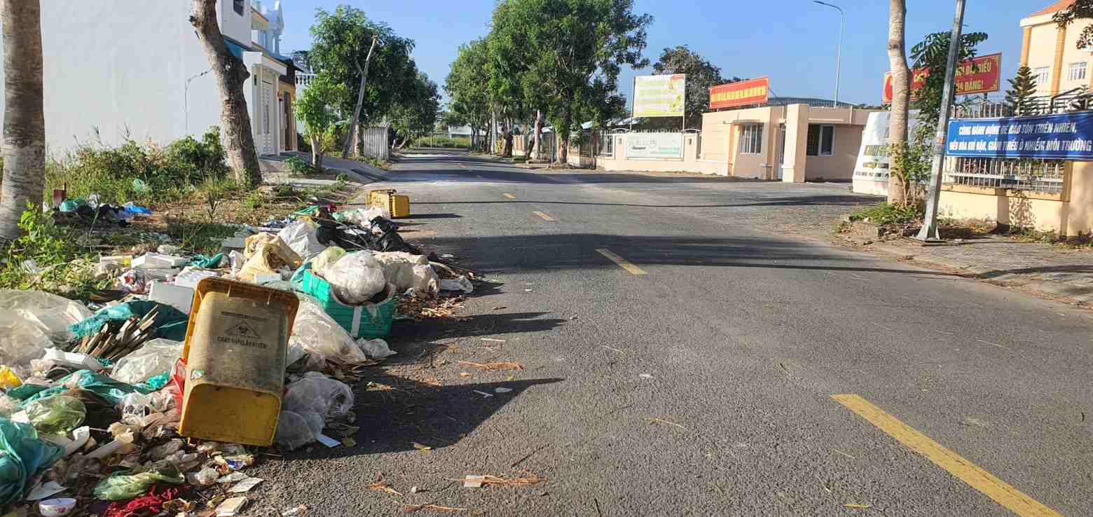 Một bãi rác tự phát đối diện Trường Cao đẳng Kinh tế Kỹ thuật Bạc Liêu không người thu gom đã nhiều ngày nay. Ảnh: Nhật Hồ.
