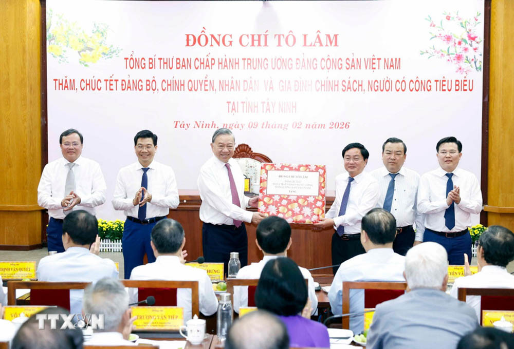 General Secretary To Lam presents gifts and wishes Tet to the Party Committee and government of Tay Ninh province. Photo: VNA