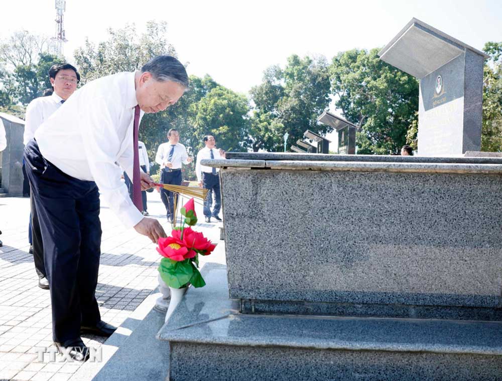 Tổng Bí thư Tô Lâm dâng hoa, dâng hương tại Nghĩa trang Liệt sĩ Trà Võ. Ảnh: TTXVN