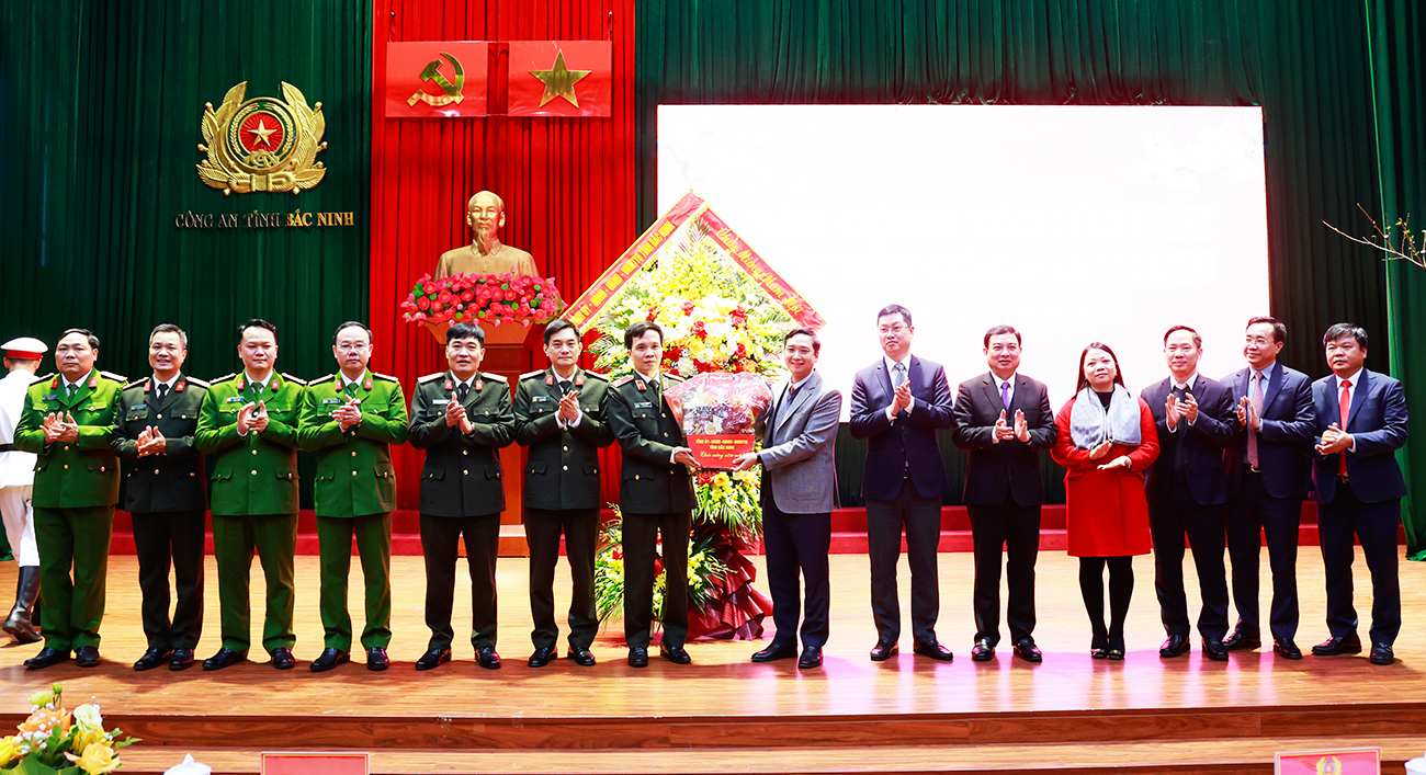 Deputy Secretary of the Provincial Party Committee, Chairman of the People's Council of Bac Ninh province Nguyen Viet Oanh and members of the working delegation present flowers and gifts to wish Tet to officers and soldiers of the Provincial Police. Photo: Duong Thuy