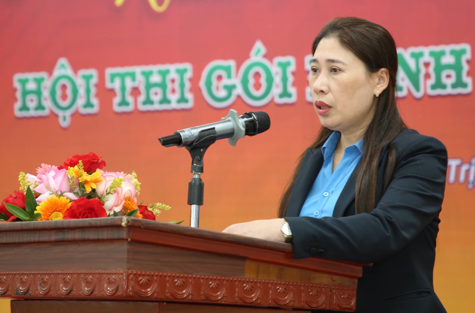 Bà Nguyễn Thị Kim Sinh - Chủ tịch Công đoàn Xí nghiệp may Hà Quảng phát biểu tại buổi lễ. Ảnh: Công Sáng