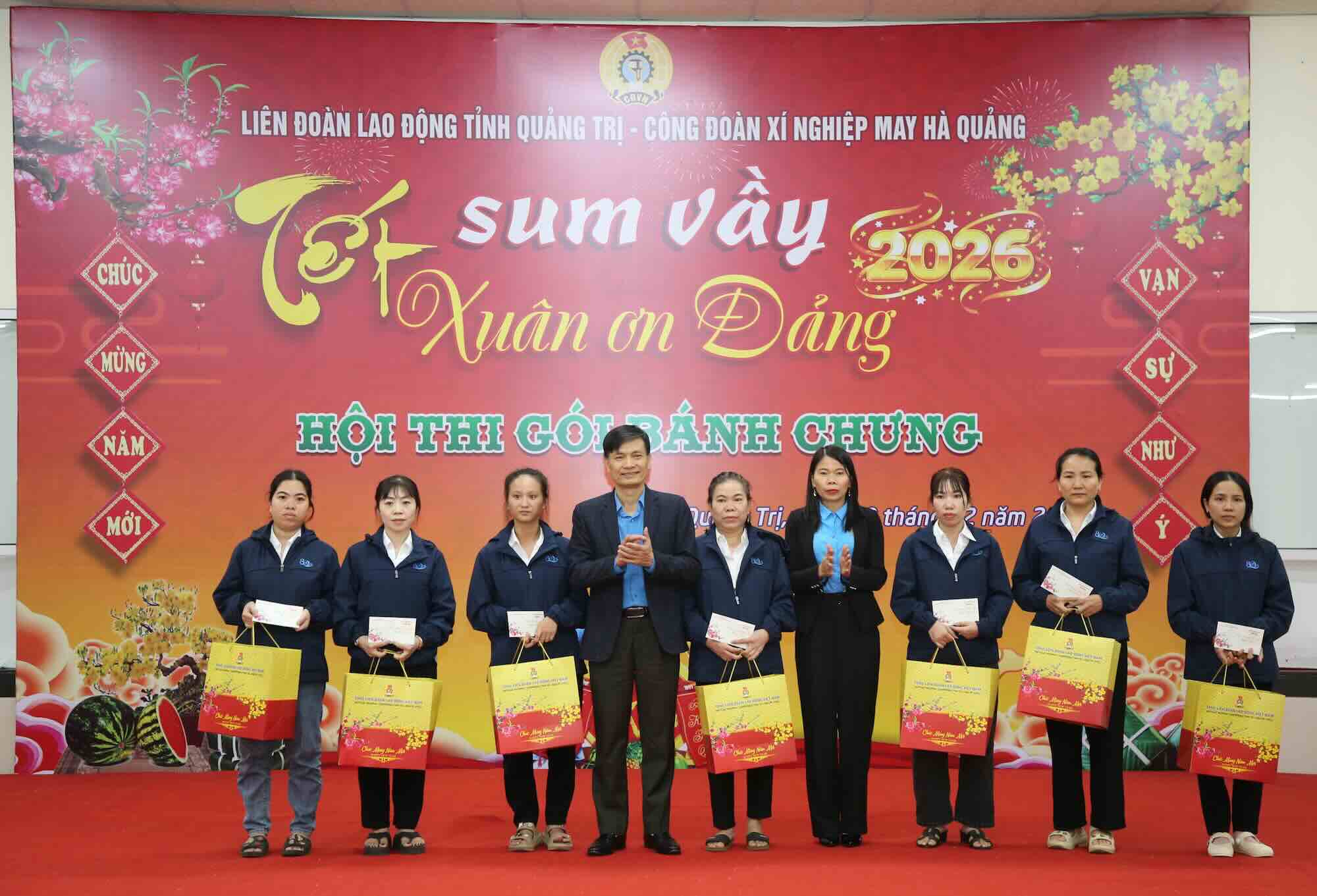 Representatives of the Quang Tri Provincial Labor Federation present gifts to workers. Photo: Cong Sang