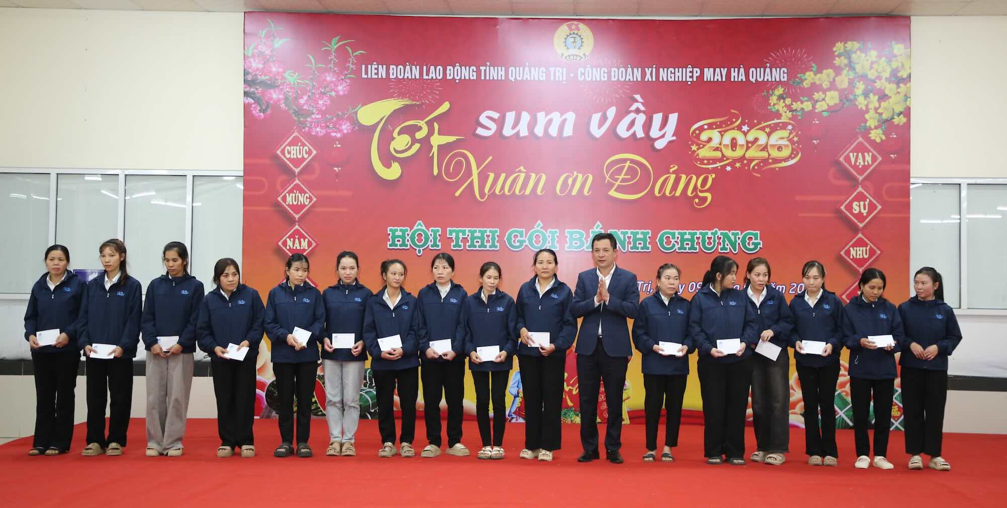 Đại diện Xí nghiệp May Hà Quảng trao quà cho người lao động. Ảnh: Công Sáng