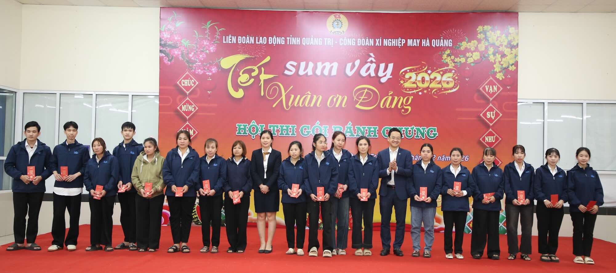 Đại diện đơn vị tài trợ trao quà cho người lao động. Ảnh: Công Sáng