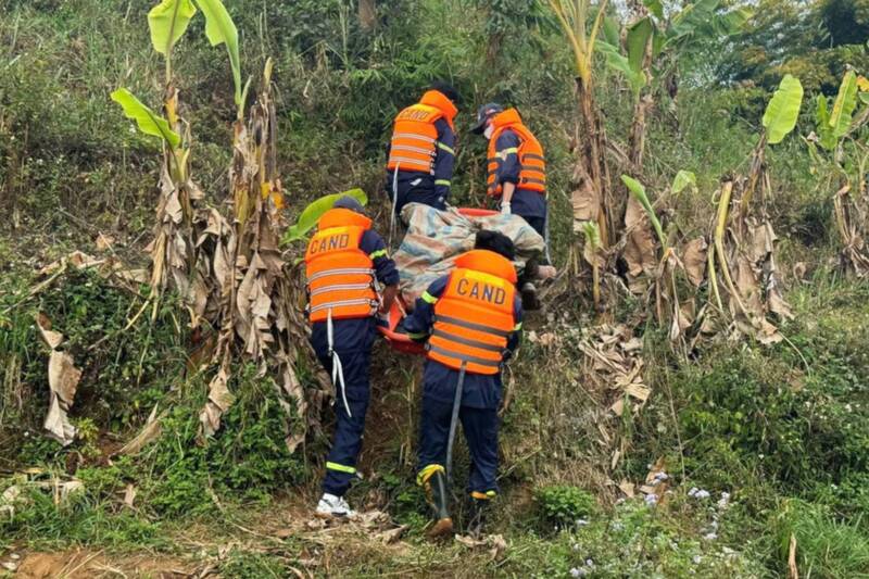 Lực lượng Cảnh sát PCCC và CNCH khu vực 6 đưa thi thể nạn nhân lên bờ. Ảnh: Nhật Minh