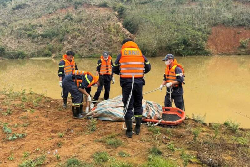 Body of unidentified male discovered at Nam Cong stream, Nam Pu village, Huoi Mot commune, Son La province. Photo: Nhat Minh