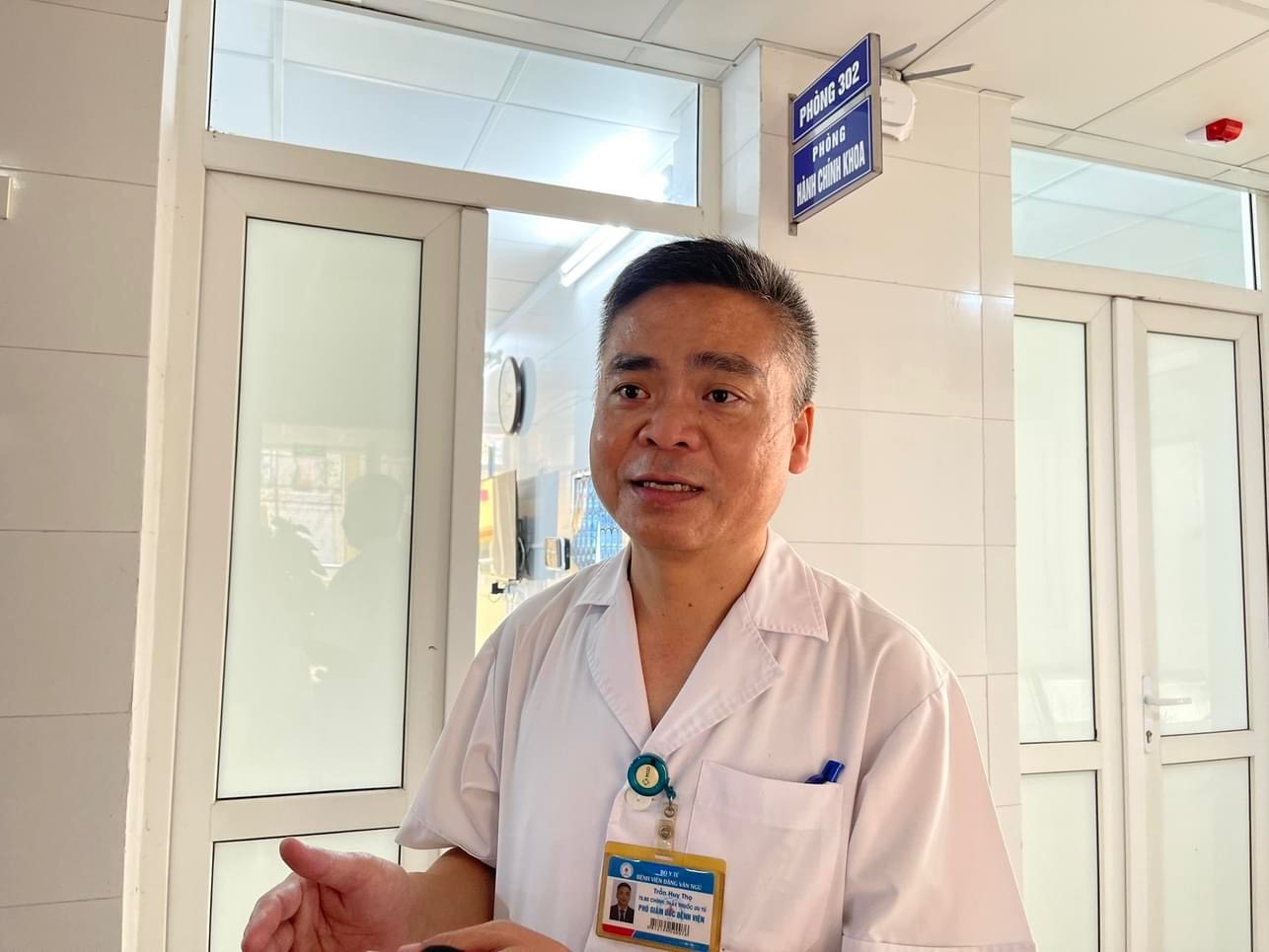 Bác sĩ Trần Huy Thọ chia sẻ với phóng viên Lao Động. Ảnh: Thùy Linh