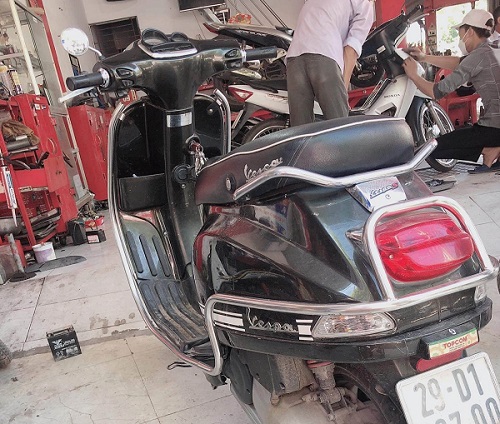 Many people who had broken their cars during Tet struggled to find a place to park. Photo: Thao Phung
