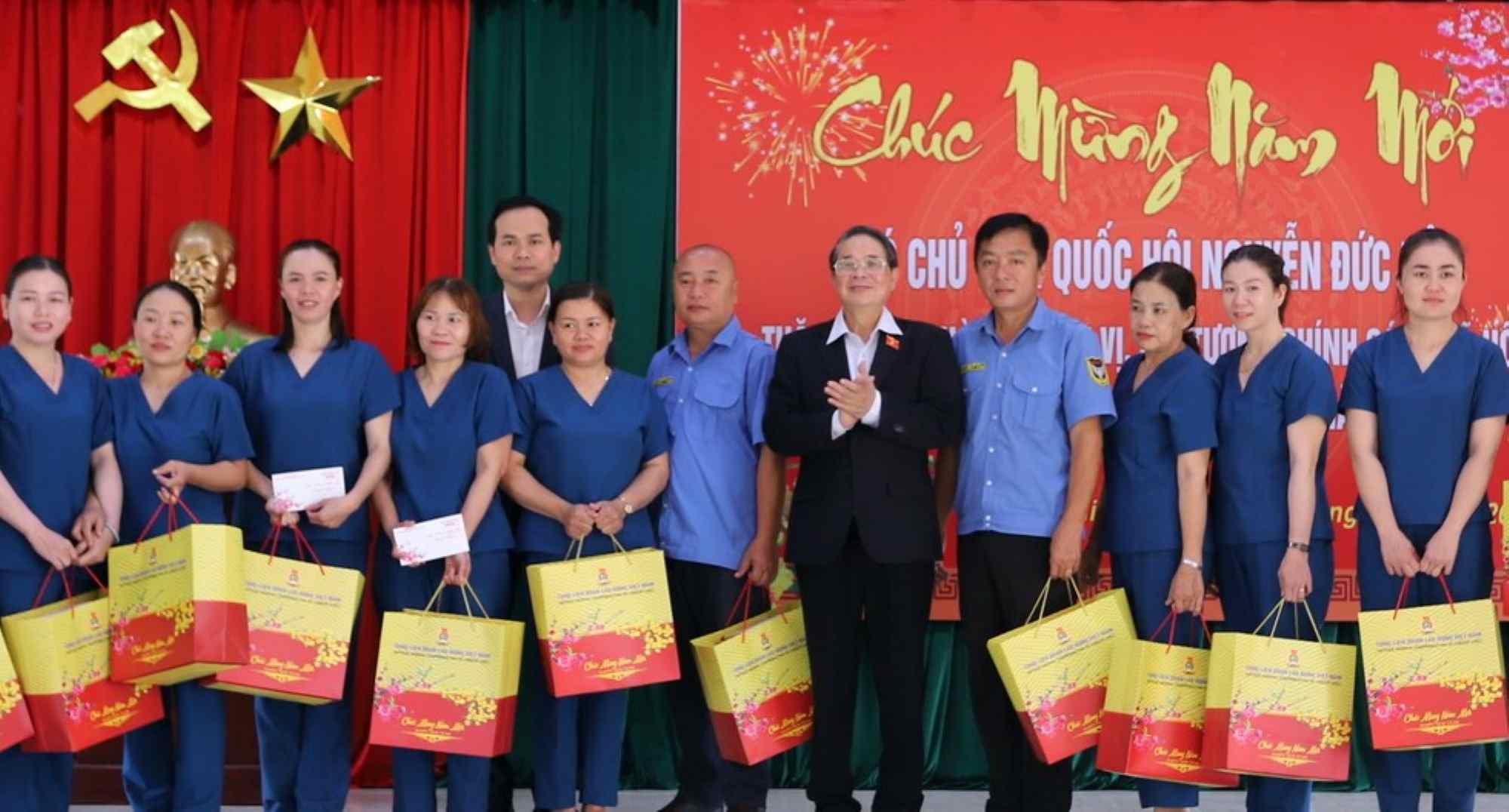 Phó Chủ tịch Quốc hội Nguyễn Đức Hải tặng quà Tết cán bộ, nhân viên và các đối tượng đang được chăm sóc, nuôi dưỡng tại Làng nuôi dạy trẻ em Hòa Bình. Ảnh: An Thượng 