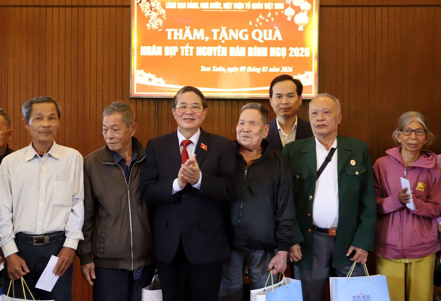 National Assembly Vice Chairman Nguyen Duc Hai presents Tet gifts to policy families and people with meritorious services to the revolution in Tam Xuan commune, Da Nang city. Photo: An Thuong