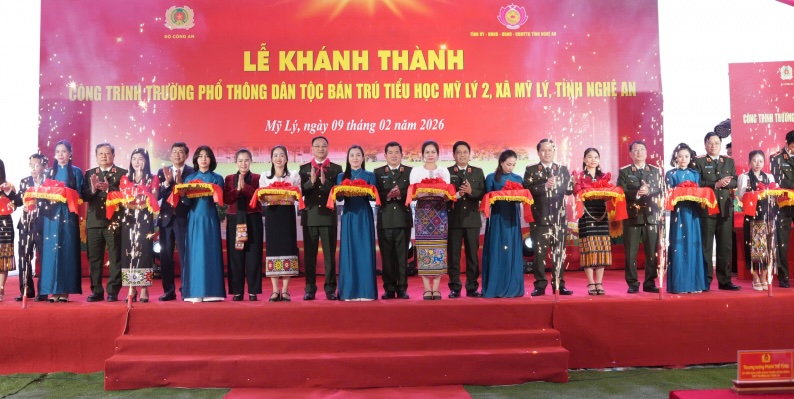 Deputy Minister of Public Security and delegates cut the ribbon to inaugurate My Ly 2 Primary School for Ethnic Minorities. Photo: Ngoc Anh