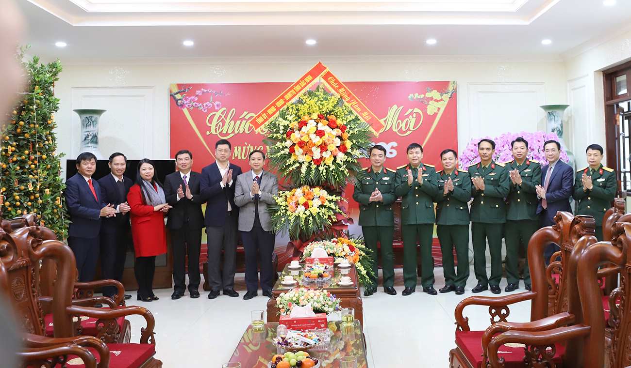 The working delegation of Bac Ninh province wishes Tet to the Provincial Military Command. Photo: Nguyen Mien