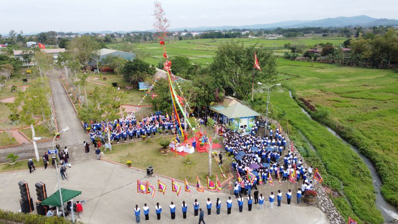 Lễ thượng nêu với sự tham gia của rất nhiều học sinh trên địa bàn. Ảnh: Quách Du
