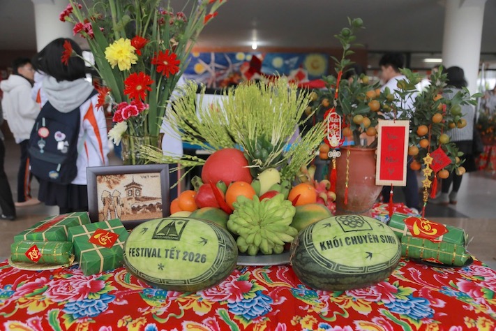 Mâm ngũ quả do học sinh các khối thực hiện. Ảnh: Nhà trường cung cấp 