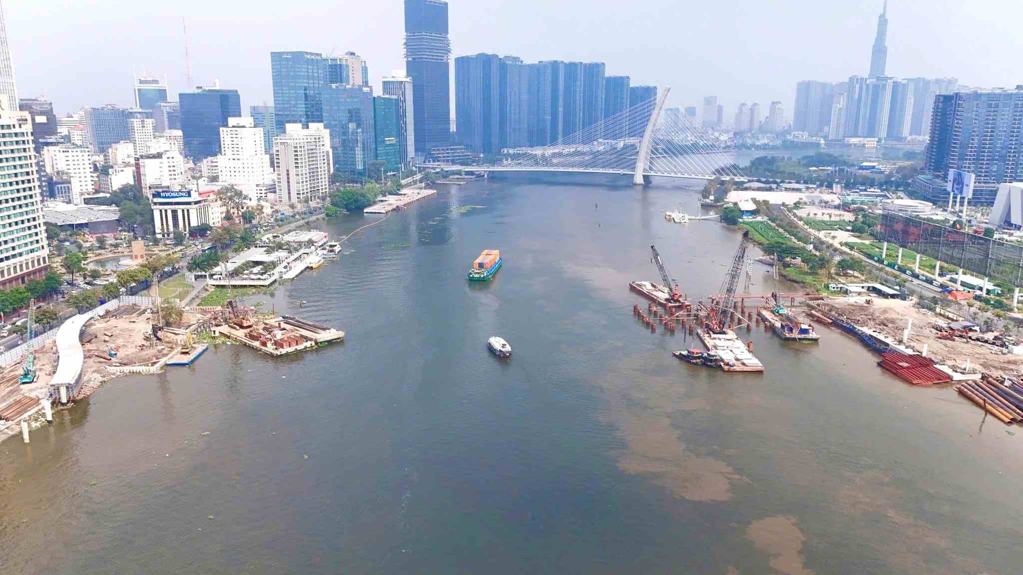 Thi công cầu đi bộ qua sông Sài Gòn. Ảnh: Minh Quân