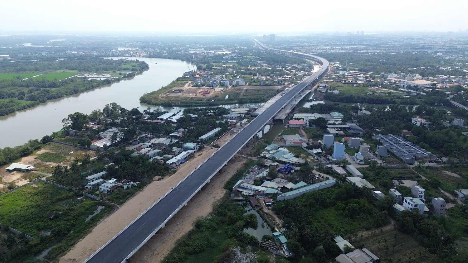 Đường Vành đai 3 trên cao phía Đông TPHCM đang tăng tốc thảm nhựa. Ảnh: Minh Quân