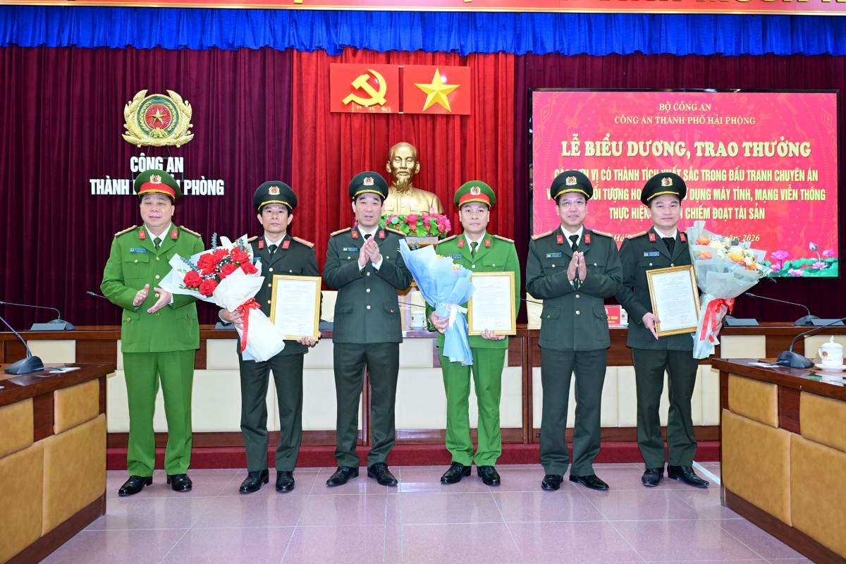 Lãnh đạo Công an Hải Phòng khen thưởng các đơn vị có thành tích trong chuyên án. Ảnh: Công an TP Hải Phòng