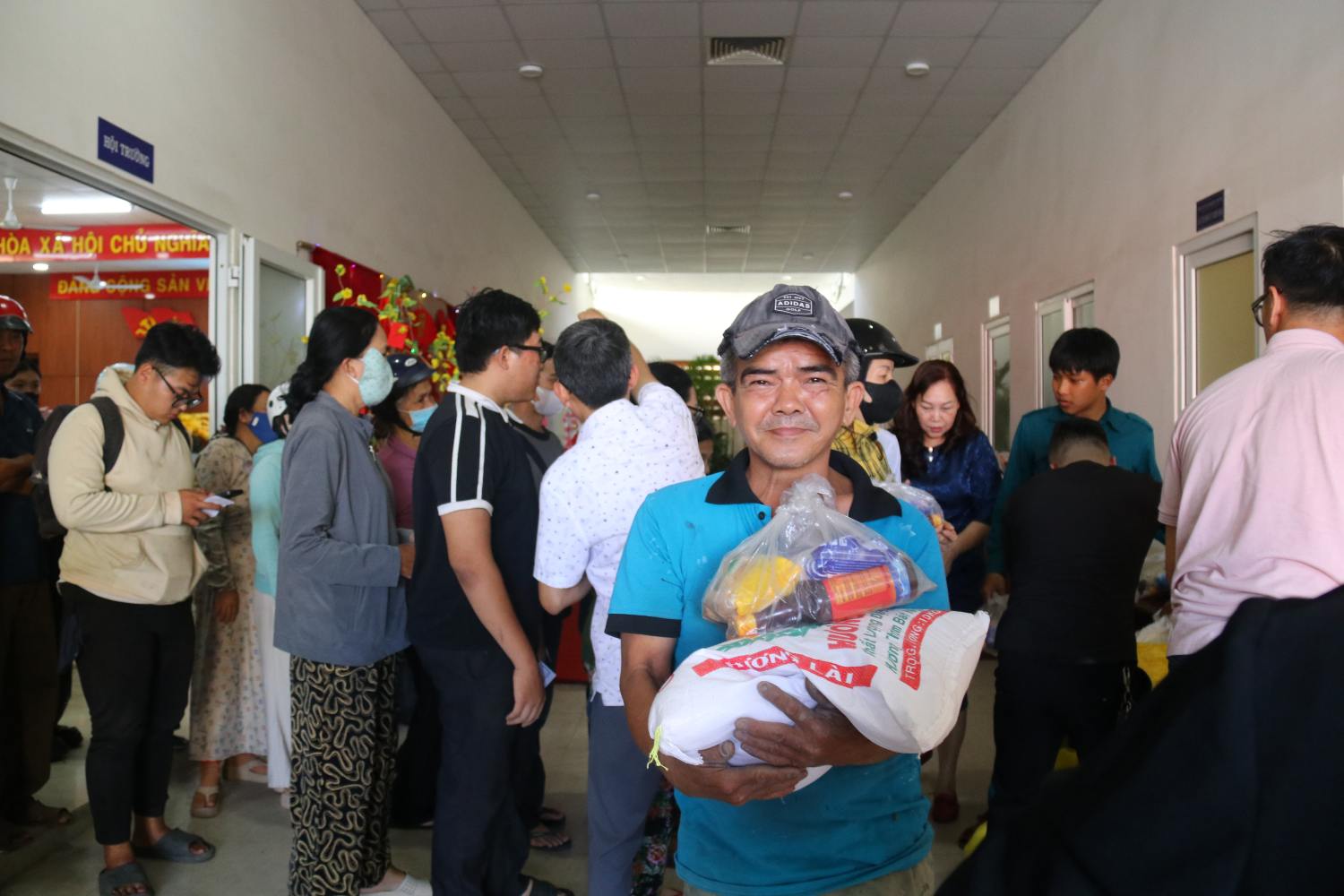 Quỹ Xã hội từ thiện Tấm lòng Vàng trao 100 suất quà Tết cho người dân vùng lũ Nha Trang. Ảnh: Hữu Long