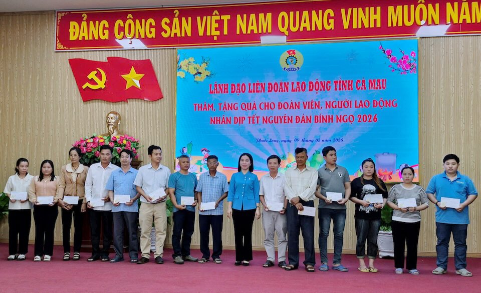 Standing Vice Chairman of Ca Mau Provincial Labor Federation Ngo Diem Phuc presents Tet gifts to union members and workers of the Grassroots Trade Union of Bac Lieu General Hospital. Photo: Loc Toi