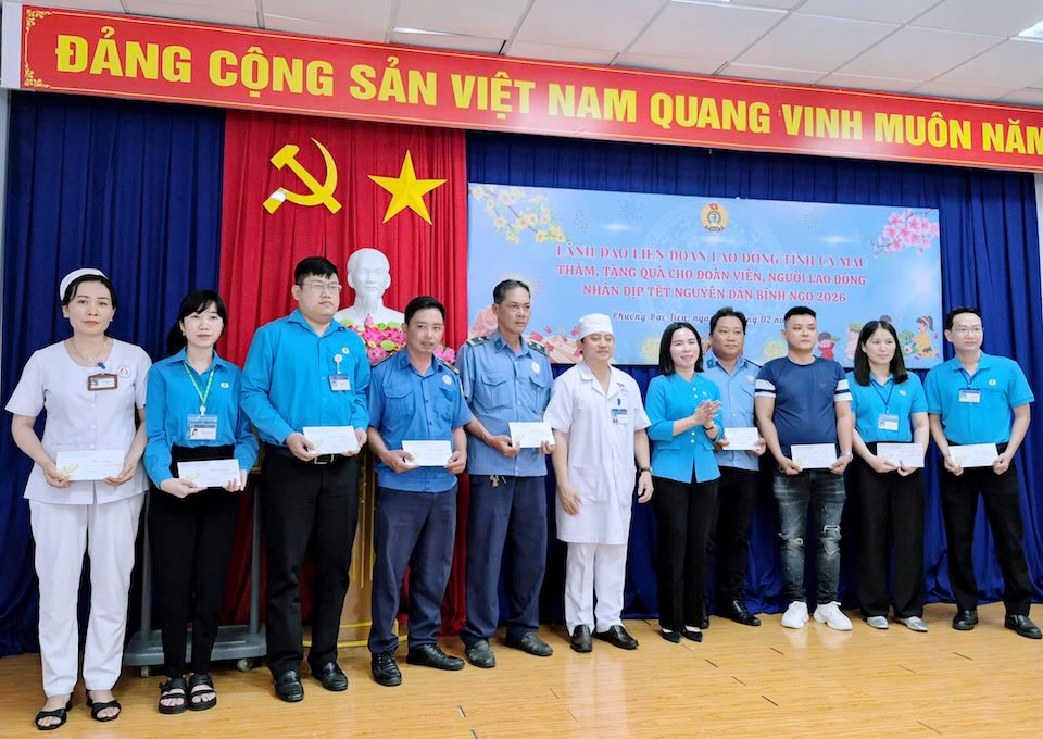 Phó Chủ tịch Thường trực LĐLĐ tỉnh Cà Mau Ngô Diễm Phúc trao quà Tết cho đoàn viên, người lao động thuộc Công đoàn xã Phước Long. Ảnh: Lộc Tới