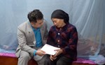 91-year-old woman in Hanoi receives support after Lao Dong Newspaper article