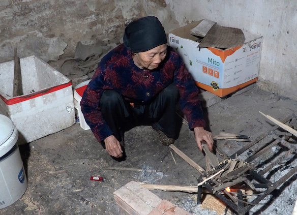 Ngoài 90 tuổi, hằng ngày, cụ Thảo vẫn tự nấu cơm. Ảnh: Tường Vân