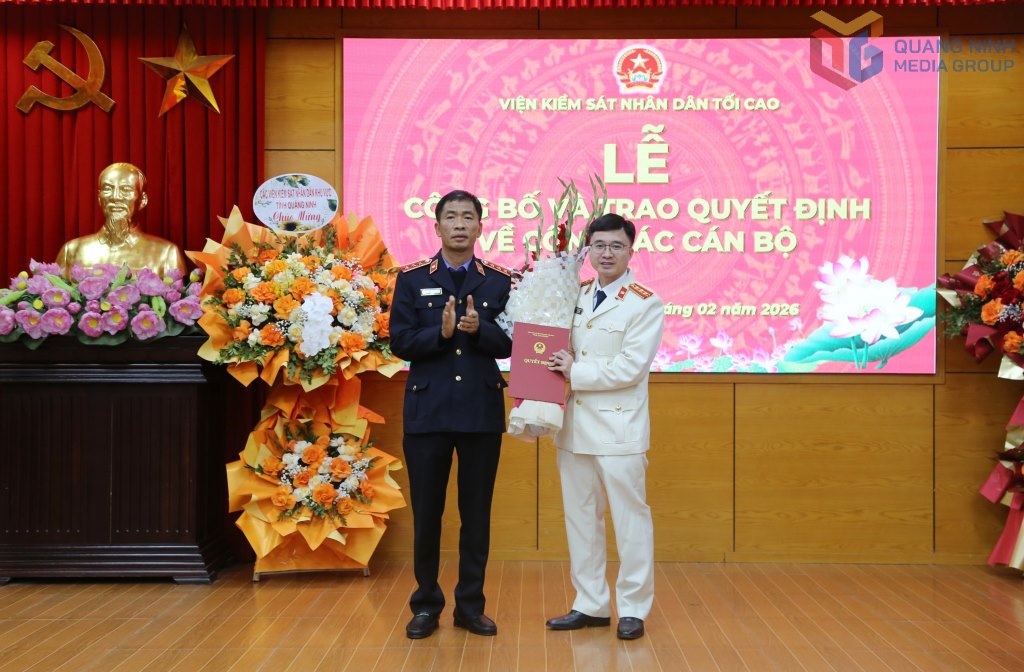 Mr. Nguyen Duy Giang (left) - Deputy Director of the Supreme People's Procuracy - presents the appointment decision to Mr. Vu Duc Ninh. Photo: Nguyen Thanh