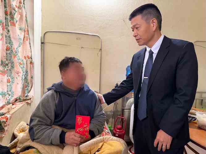 PGS.TS Lê Hữu Doanh trao quà, chúc Tết các bệnh nhân phong - nguồn vui hiếm hoi của họ. Ảnh: Giang Linh 