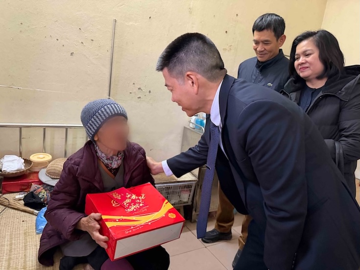 PGS Doanh động viên các bệnh nhân phong. Ảnh: Giang Linh 