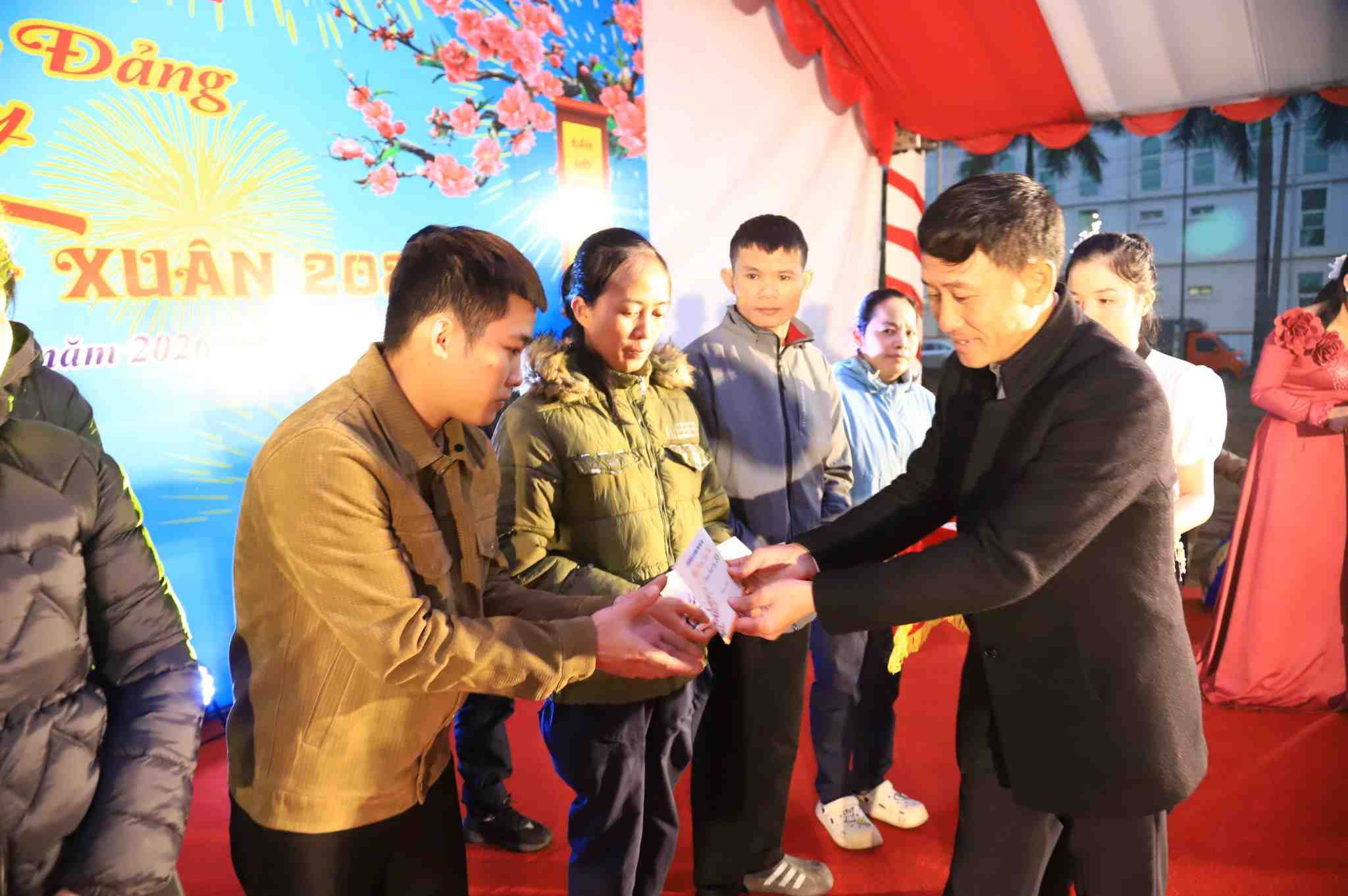 Workers and employees of Luong Son Industrial Park (Luong Son commune, Phu Tho province) receive Tet gifts at the "Tet Sum vay - Spring of Gratitude to the Party" program in 2026. Photo: Yen San