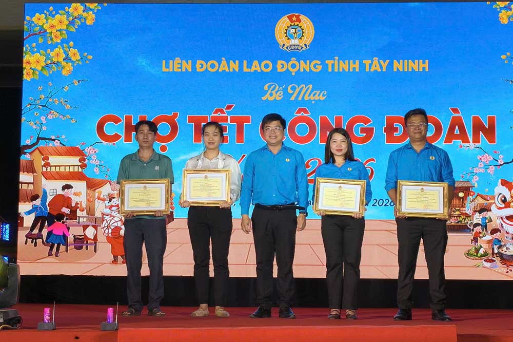 Lãnh đạo Liên đoàn Lao động tỉnh Tây Ninh tặng quà