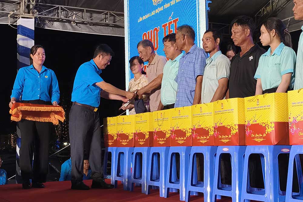 Chủ tịch Liên đoàn Lao động tỉnh Tây Ninh Trần Lê Duy trao quà cho đoàn viên, người lao động. Ảnh: Lê Tâm