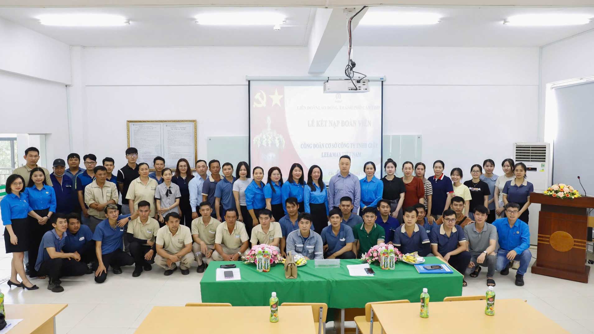 Grassroots Trade Union of Lee&Man Paper Vietnam Co., Ltd. organizes the Trade Union Member Admission Ceremony. Photo: Can Tho City Labor Federation