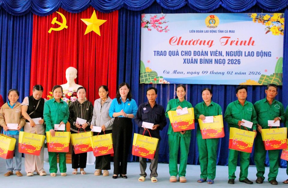 Chairman of Ca Mau Provincial Labor Federation Huynh Ut Muoi presents Tet gifts from Party and State leaders to union members and workers in difficult circumstances. Photo: Thieu Vu