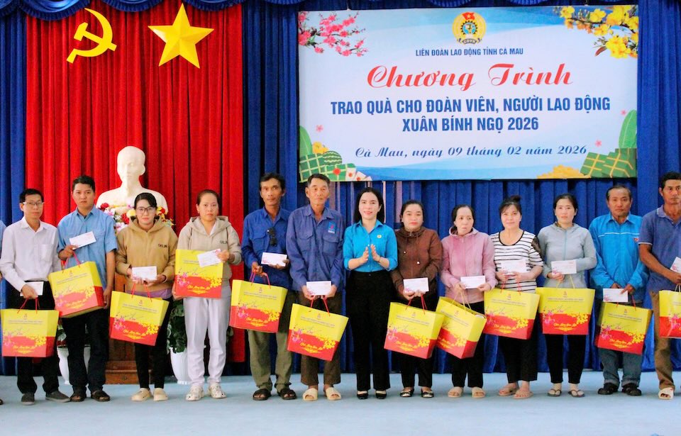 Phó Chủ tịch Thường trực LĐLĐ tỉnh Cà Mau Ngô Diễm Phúc trao quà Tết của lãnh đạo Đảng, Nhà nước cho đoàn viên, người lao động có hoàn cảnh khó khăn. Ảnh: Thiệu Vũ