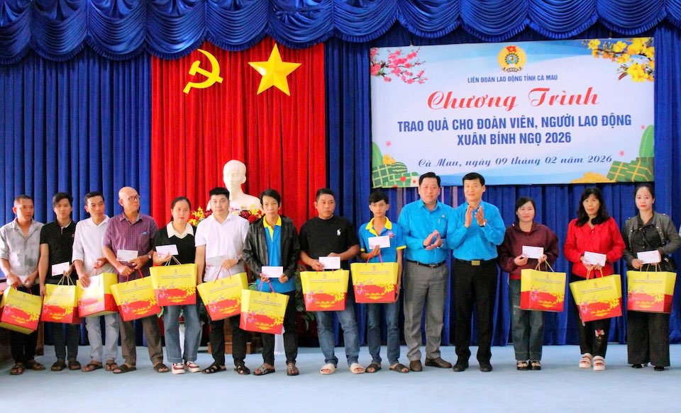 Phó Chủ tịch LĐLĐ tỉnh Cà Mau Huỳnh Văn Đậm và Phó Trưởng Ban Công tác Công đoàn Biện Lộc Tới trao quà Tết của lãnh đạo Đảng, Nhà nước cho đoàn viên, người lao động có hoàn cảnh khó khăn. Ảnh: Thiệu Vũ
