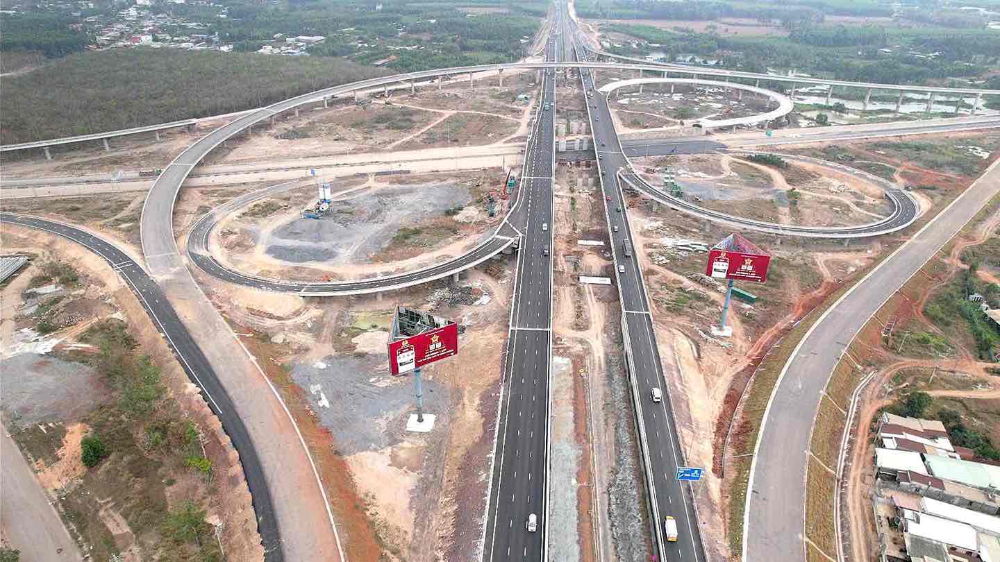 More than 18km of Bien Hoa - Vung Tau expressway through Dong Nai province completed before February 12 to open to traffic and temporarily operate. Photo: HAC